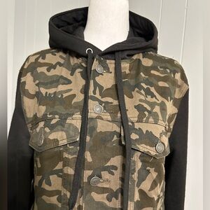 🛍️NWOT Fire & Rain Camouflage hoodie jacket Size large measurements posted.